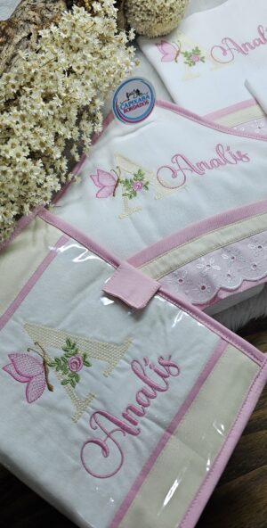 KIT 4  PEÇAS _ FRALDAS COM CAPA DE CARTÃO DE VACINA