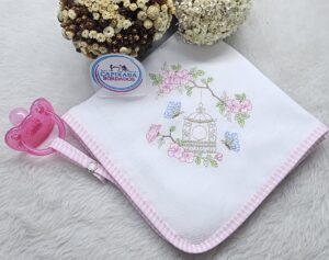 FRALDA DE BOCA COM PRENDENDOR DE CHUPETA